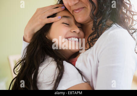 Hispanic mother and daughter hugging Banque D'Images