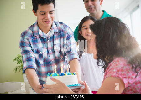 Hispanic family celebrating birthday ensemble Banque D'Images