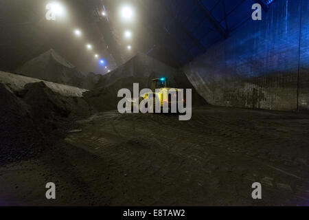 Digger working in warehouse Banque D'Images