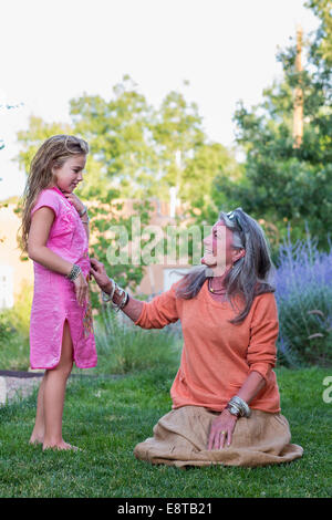 Grand-mère et petite-fille de race blanche relaxing in backyard Banque D'Images