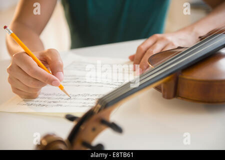 Close up of mixed race man écrit partitions pour violon Banque D'Images