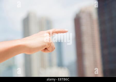 Close up of mixed race man en pointant sur les toits de la ville Banque D'Images