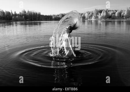 Korean woman flipping sèche dans le lac Banque D'Images