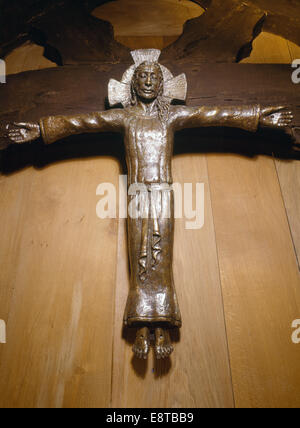 Modern (1990) bronze coulé, la figure du Christ ressuscité par le sculpteur Katherine Fuller au-dessus du choeur de l'écran de l'église St Melangell, Powys, Pays de Galles. Banque D'Images