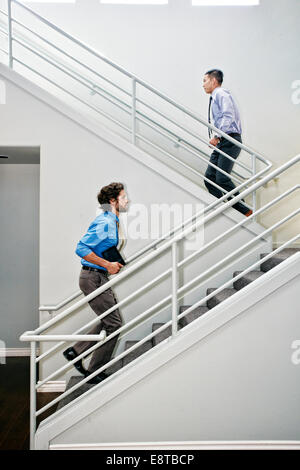 Hommes d'escalier d'escalade Banque D'Images