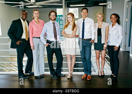 Business people smiling ensemble près de rambarde Banque D'Images