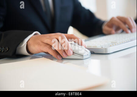 Close up of mixed race woman clavier et souris sans fil Banque D'Images