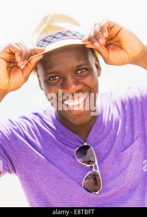 Mixed Race man smiling outdoors Banque D'Images