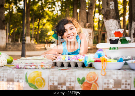 Hispanic girl smiling avec oeufs de Pâques Banque D'Images