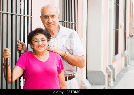 Older couple smiling ensemble près de la porte Banque D'Images