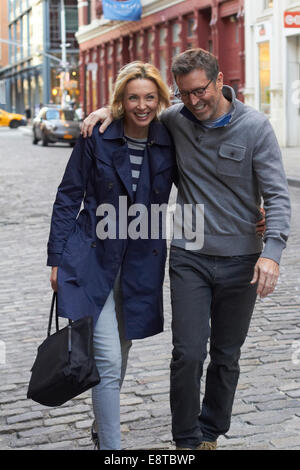 Caucasian couple walking on city Street, New York City, New York, United States Banque D'Images