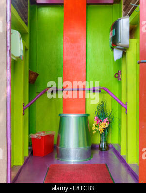 Camping toilettes dans salle de bain multicolore Banque D'Images