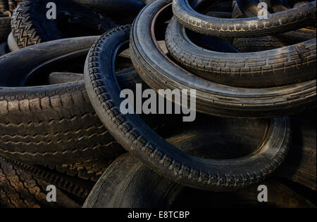 Close up de piles de pneus mis au rebut Banque D'Images