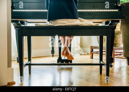Mixed Race girl playing piano Banque D'Images