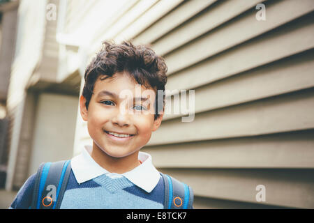 Mixed Race boy smiling près de house Banque D'Images