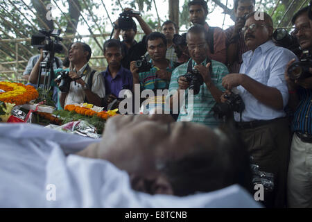 Dhaka, Bangladesh. 14Th Oct, 2014. Les photojournalistes donnant honneur de photojournaliste Azizur Rahim Peu's Funeral qui était mort d'un arrêt cardiaque dans la capitale lundi soir.Azizur Rahim peu travaillé avec différents journaux comme le quotidien Daily Ittefaq Khobor Shokaler, et daily observer dans sa longue carrière photojournalistique. Il a été associé à une célèbre Pathshala, institut de formation de la photographie au Bangladesh Crédit : Zakir Hossain Chowdhury/ZUMA/Alamy Fil Live News Banque D'Images