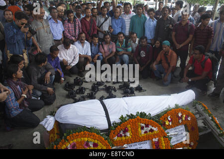 Dhaka, Bangladesh. 14Th Oct, 2014. Les photojournalistes donnant honneur de photojournaliste Azizur Rahim Peu's Funeral qui était mort d'un arrêt cardiaque dans la capitale lundi soir.Azizur Rahim peu travaillé avec différents journaux comme le quotidien Daily Ittefaq Khobor Shokaler, et daily observer dans sa longue carrière photojournalistique. Il a été associé à une célèbre Pathshala, institut de formation de la photographie au Bangladesh Crédit : Zakir Hossain Chowdhury/ZUMA/Alamy Fil Live News Banque D'Images