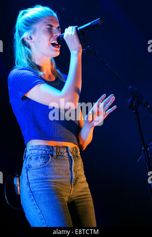 Berlin, Allemagne. 05Th Oct, 2014. Hannah Reid, chanteur du groupe britannique London Grammar, effectue dans la Columbiahalle à Berlin, Allemagne, 05 octobre 2014. Photo : Jason Harrell/dpa/Alamy Live News Banque D'Images