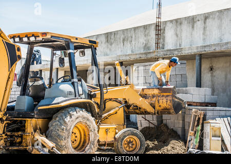 Hispanic construction worker on construction site bulldozer Banque D'Images