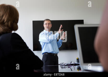 Caucasian businessman talking in meeting Banque D'Images