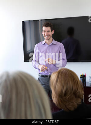 Businessman talking in meeting Banque D'Images