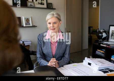 Caucasian businesswomen talking in office Banque D'Images