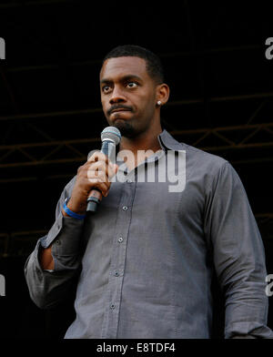 La personnalité de télévision et de radio Richard Blackwood sur scène dans Hyde Park Banque D'Images