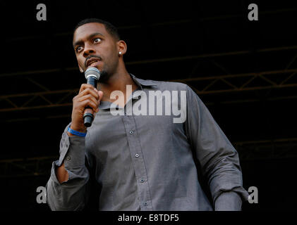 La personnalité de télévision et de radio Richard Blackwood sur scène dans Hyde Park Banque D'Images