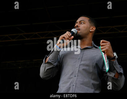 La personnalité de télévision et de radio Richard Blackwood sur scène dans Hyde Park Banque D'Images