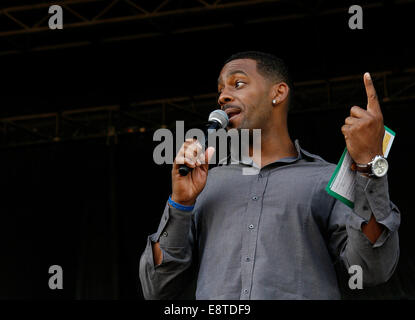 La personnalité de télévision et de radio Richard Blackwood sur scène dans Hyde Park Banque D'Images