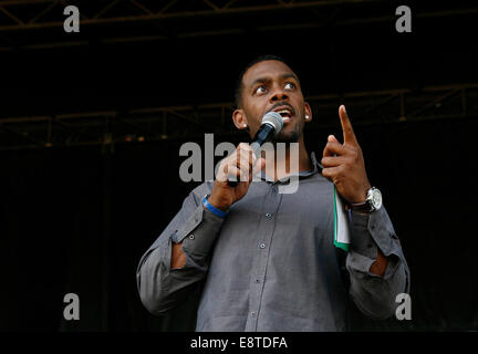 La personnalité de télévision et de radio Richard Blackwood sur scène dans Hyde Park Banque D'Images