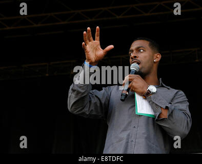 La personnalité de télévision et de radio Richard Blackwood sur scène dans Hyde Park Banque D'Images