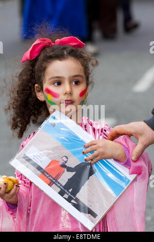 « Save Kobane » & Protect Humanity protestataires ; Une marche de protestation dans le centre de Liverpool pour manifester contre le groupe terroriste ISIS.Environ 300 000 Kurdes ont défilé le long de Church Street, Bold Street et Renshaw Street avant de prendre un piquetage devant la gare de Lime St.Sabiha Soylu a pris part à la marche parce qu'elle estime qu'il faut faire plus pour aider les combattants kurdes qui se battent avec des milieux armés de l'EI. Banque D'Images