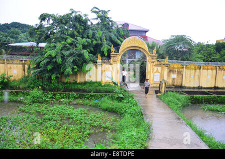 Avis de Yangon Myanmar le train pour voyager à Bago dans temps pluviale Banque D'Images