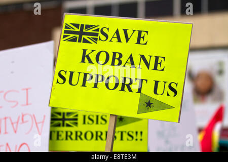 « Save Kobane » & Protect Humanity protestataires ; Une marche de protestation dans le centre de Liverpool pour manifester contre le groupe terroriste ISIS.Environ 300 000 Kurdes ont défilé le long de Church Street, Bold Street et Renshaw Street avant de prendre un piquetage devant la gare de Lime St.Sabiha Soylu a pris part à la marche parce qu'elle estime qu'il faut faire plus pour aider les combattants kurdes qui se battent avec des milieux armés de l'EI. Banque D'Images