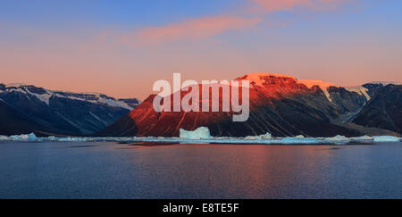 Lever du soleil dans le Fjord Røde, Scoresbysund, Groenland Banque D'Images