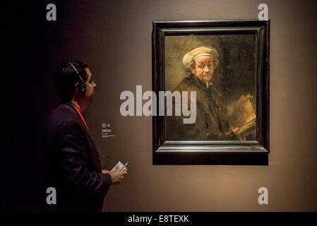 Londres, Royaume-Uni. 14 octobre, 2014. Un homme regarde 'Autoportrait à l'Apôtre Paul, 1661' lors de la vue de la presse 'Rembrandt : La fin des travaux à la galerie nationale d'ouvrir le 15 octobre. Credit : Piero Cruciatti/Alamy Live News Banque D'Images