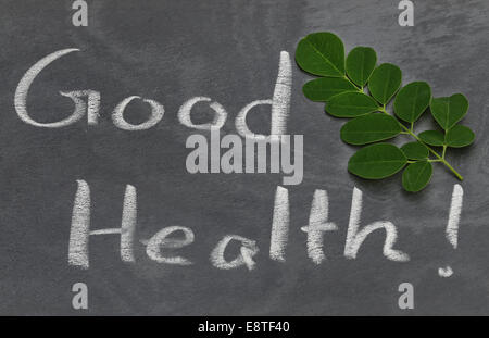 Les feuilles de Moringa avec bonne santé écrit dans un ordre en craie whtie Banque D'Images