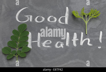 Les feuilles de Moringa avec bonne santé écrit dans un ordre en craie whtie Banque D'Images