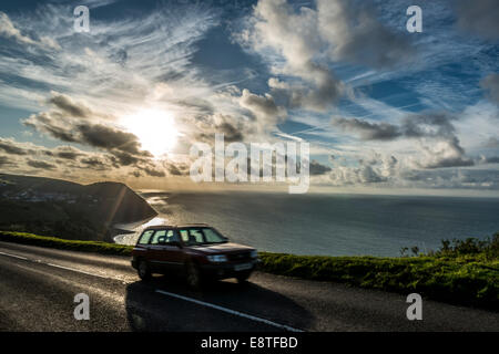 Conduite le long de la pittoresque route côtière A39, l'un des meilleurs disques durs dans le sud-ouest, au Royaume-Uni contre un ciel dramatique Banque D'Images
