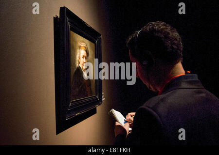 Londres, Royaume-Uni. 14 octobre, 2014. Un homme regarde 'Autoportrait, 1669' lors de la vue de la presse 'Rembrandt : La fin des travaux à la galerie nationale d'ouvrir le 15 octobre. Credit : Piero Cruciatti/Alamy Live News Banque D'Images