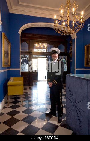 La réception de l'hôtel avec concierge en uniforme, l'accueil, à l'extérieur et l'intérieur de l'hôtel Banque D'Images