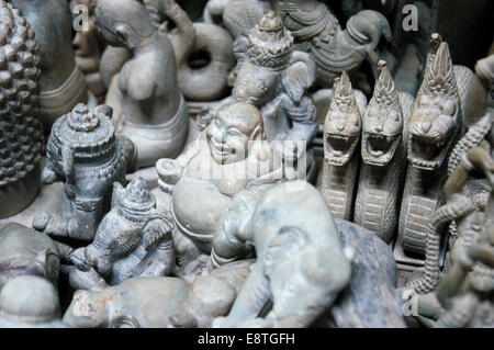 Peu de statues de pierre sur l'affichage sur un marché à vendre Banque D'Images