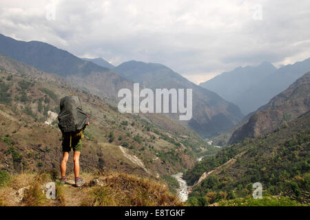 Girl donne sur la vallée de Marshyangdi, sur le circuit de l'Annapurna, Népal Banque D'Images