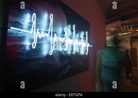 La lumière fantastique exposition ouvre à 12 Hay Hill, Londres. Artwork 'vagues', 2014 par Margo Trushina. Banque D'Images