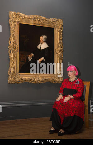 Dame Zandra Rhodes pose devant le portrait de Rembrandt par Hooghsaet Catrina qui elle recréera pour un show de la BBC. Banque D'Images