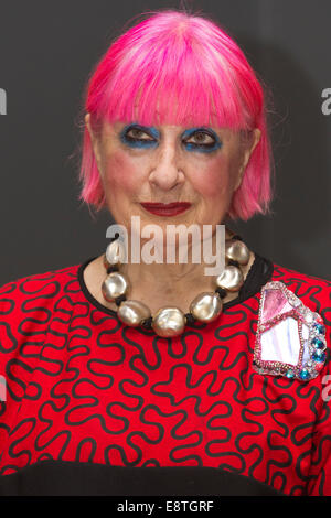 Dame Zandra Rhodes pose devant le portrait de Rembrandt par Hooghsaet Catrina qui elle recréera pour un show de la BBC. Banque D'Images