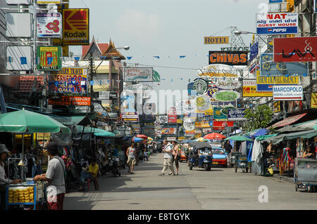 Voyage panoramique photo de la Koh San road à Bangkok en Thaïlande, où toutes les packers rester sur leurs voyages Banque D'Images