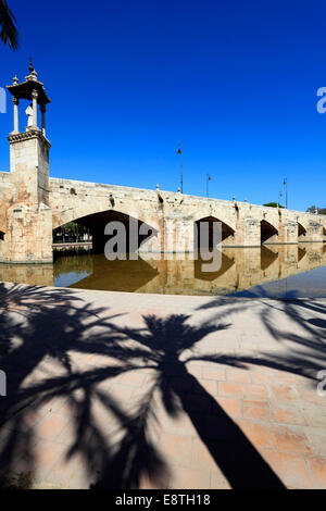 L'été, Puente del Mar, pont Vieux pont (Puente del Mar) sur la rivière Turia, la ville de Valence, Espagne, Europe Banque D'Images