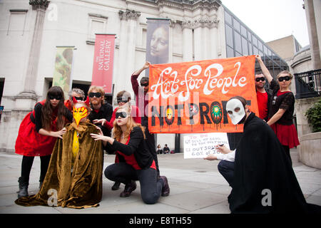 Londres, Royaume-Uni. 14 octobre, 2014. 'BP BP' ou non fait une intervention contre le parrainage par Shell de l'exposition Rembrandt en raison d'ouvrir le jour suivant à la National Gallery. L'intervention est sur le parrainage de l'argent du pétrole et de l'imminence de la privatisation de British Galleries. A un moment, le narrateur de l'émission chante : ' Museum l'homme, il ont acheté leur plan / à vendre son personnel à des mains privées / faire des affaires avec des entreprises comme Shell / monstres le parrain huileuse'. Credit : Kristian Birsfelden/Alamy Live News Banque D'Images